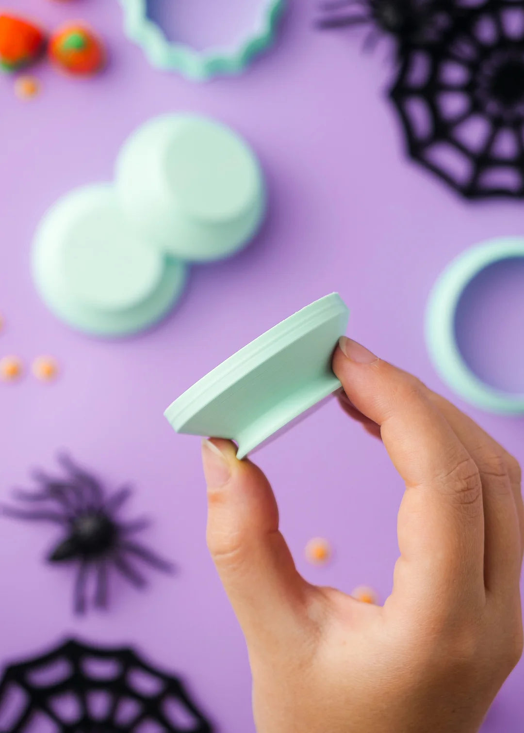 Ergonomic design. Our cookie stamps feature a thoughtfully designed handle for a comfortable and secure grip. Photo of a cookie stamp shown in profile.