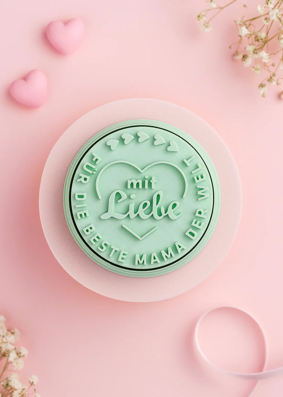Cookie stamp with the German phrase “Für die beste Mama der Welt – mit Liebe”, featuring a heart design. Customizable text option – perfect for adding “mit Liebe von [Name]” or your own heartfelt message. Ideal for Mother’s Day, birthdays, or personalized gifts.