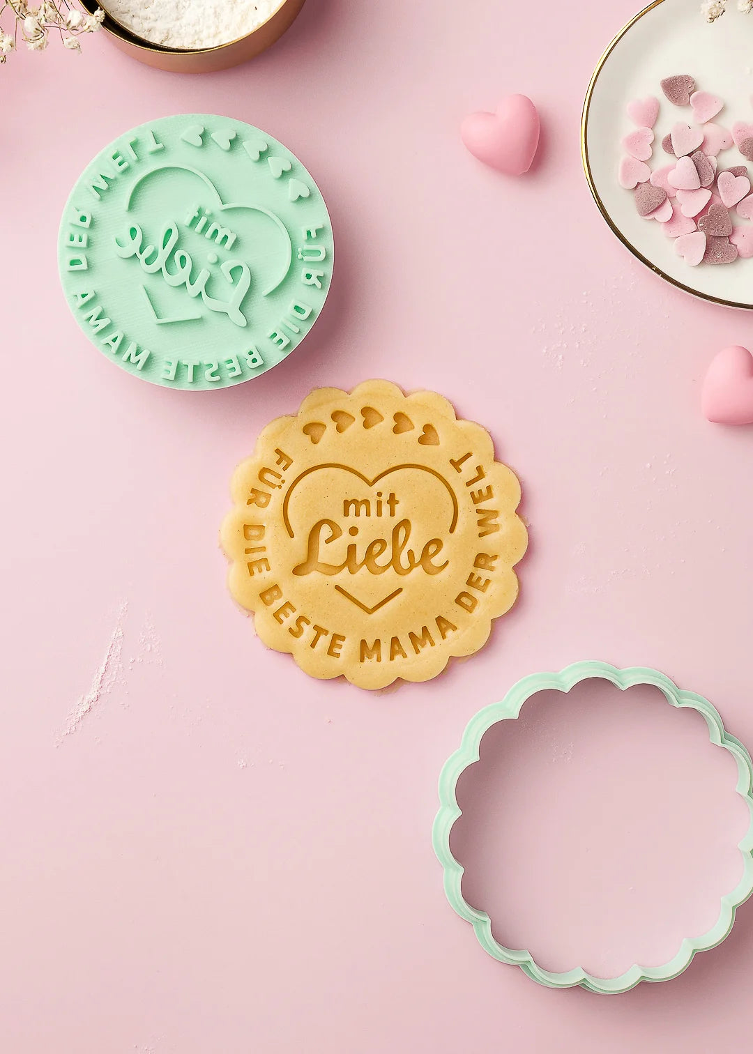 Cookie stamp “Für die beste Mama der Welt – mit Liebe” with a perfect imprint on cookie dough, paired with a scalloped edge cutter. A beautiful personalized baking set – ideal for Mother's Day gifts and heartfelt homemade cookies.