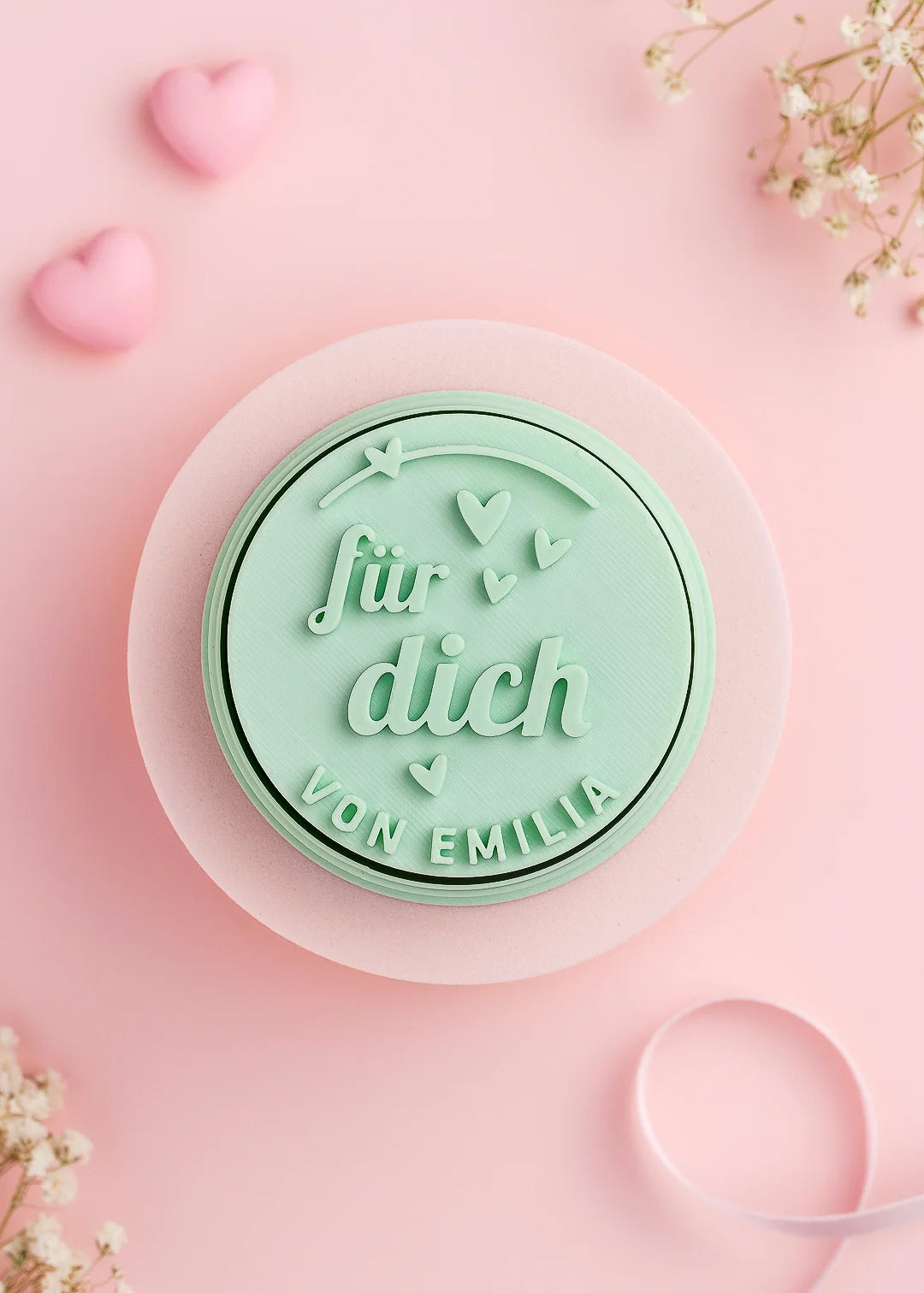 Mint green cookie stamp with the German phrase “für dich – von Emilia” surrounded by hearts and a star accent. Fully customizable – you can replace the name and create a unique message for any occasion like birthdays, thank-you gifts, or sweet surprises.