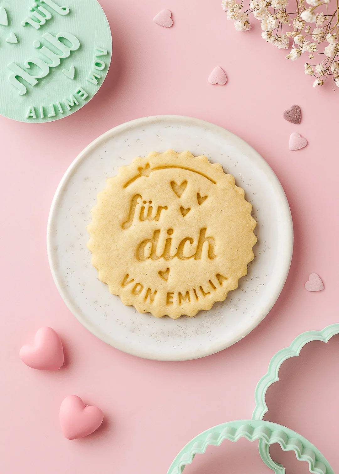 Personalized cookie with the message “für dich – von Emilia” surrounded by small hearts. Created using a custom cookie stamp and matching cutter – a thoughtful gift idea or sweet surprise to show someone you care. Perfect details. 