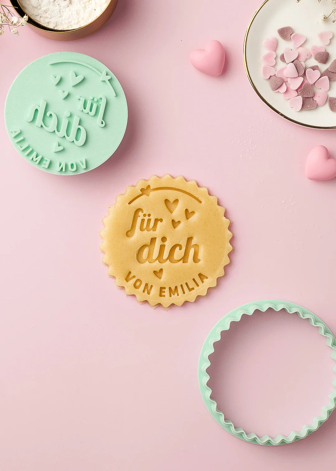 Custom cookie stamp “für dich – von Emilia” with a perfect imprint on cookie dough, shown next to the matching zigzag-edged cutter. Clean, detailed result using our personalized baking tools.