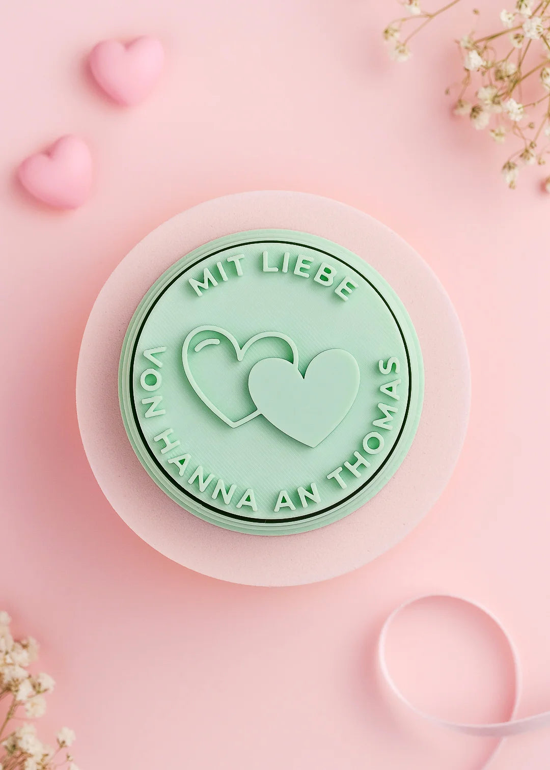 Mint green cookie stamp with two heart illustrations and the German message “Mit Liebe – von Hanna an Thomas”. Fully customizable design – ideal for adding your own names and creating a meaningful gift for birthdays, weddings, or Valentine’s Day.