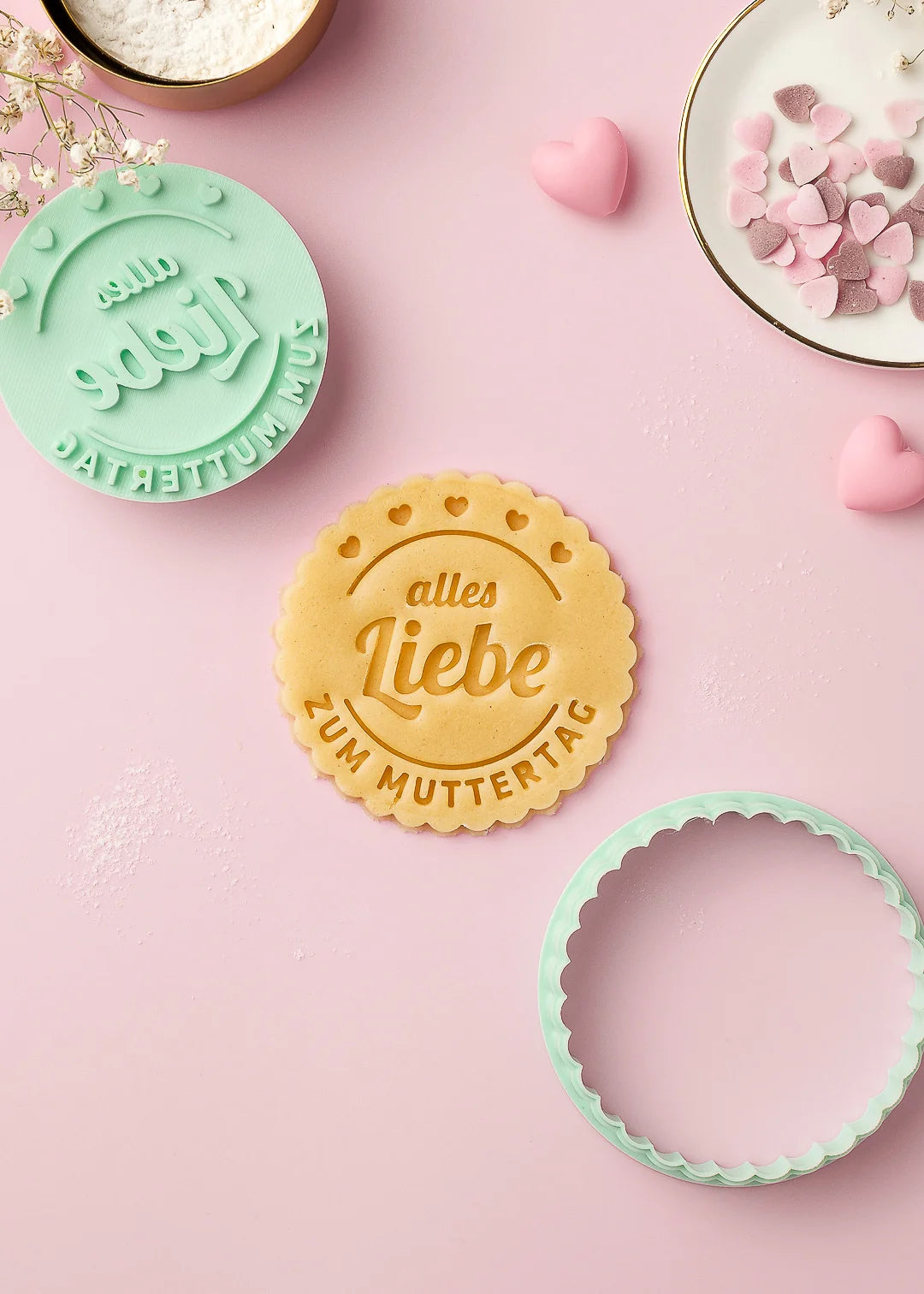 “Alles Liebe zum Muttertag” cookie stamp in mint green with a flawless imprint on cookie dough. Paired with a scalloped round cutter – the perfect set for baking heartfelt Mother’s Day cookies.