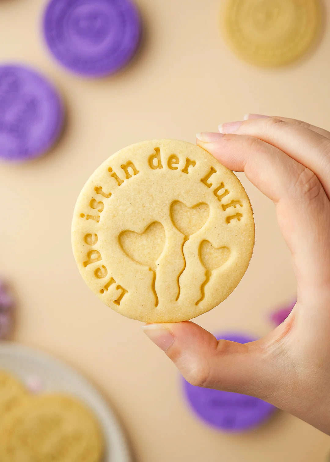 Romantic stamped cookie with “Liebe ist in der Luft” and balloon hearts – perfect for Valentine’s Day or love-themed baking. Created using our original cookie stamp.