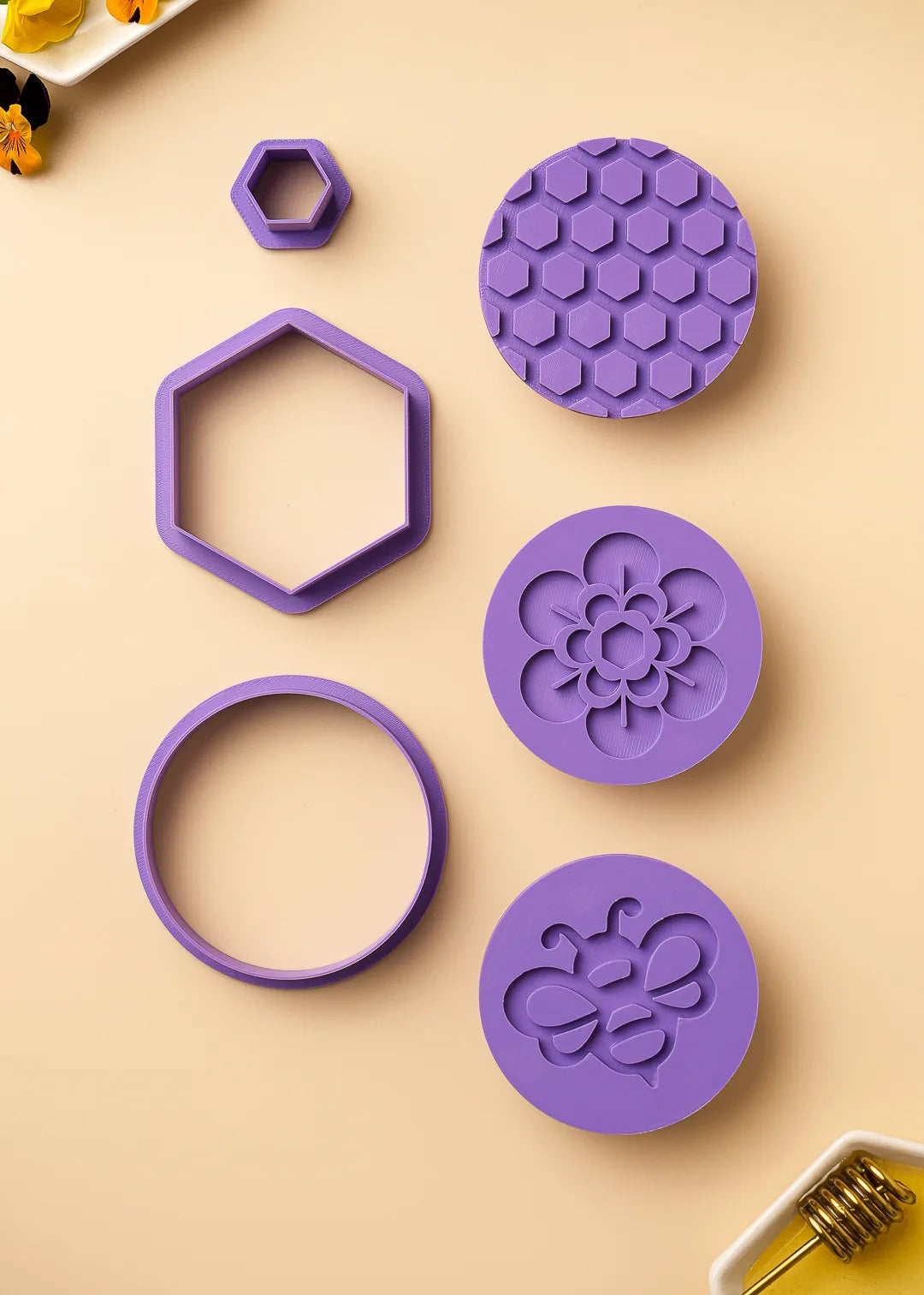 honey bee cookie cutters set - includes 3 cookie stamps with honey bee, honeycomb and flower designs; and 3 cookie cutters - round, hexagon and mini hexagon for Linzer cookies